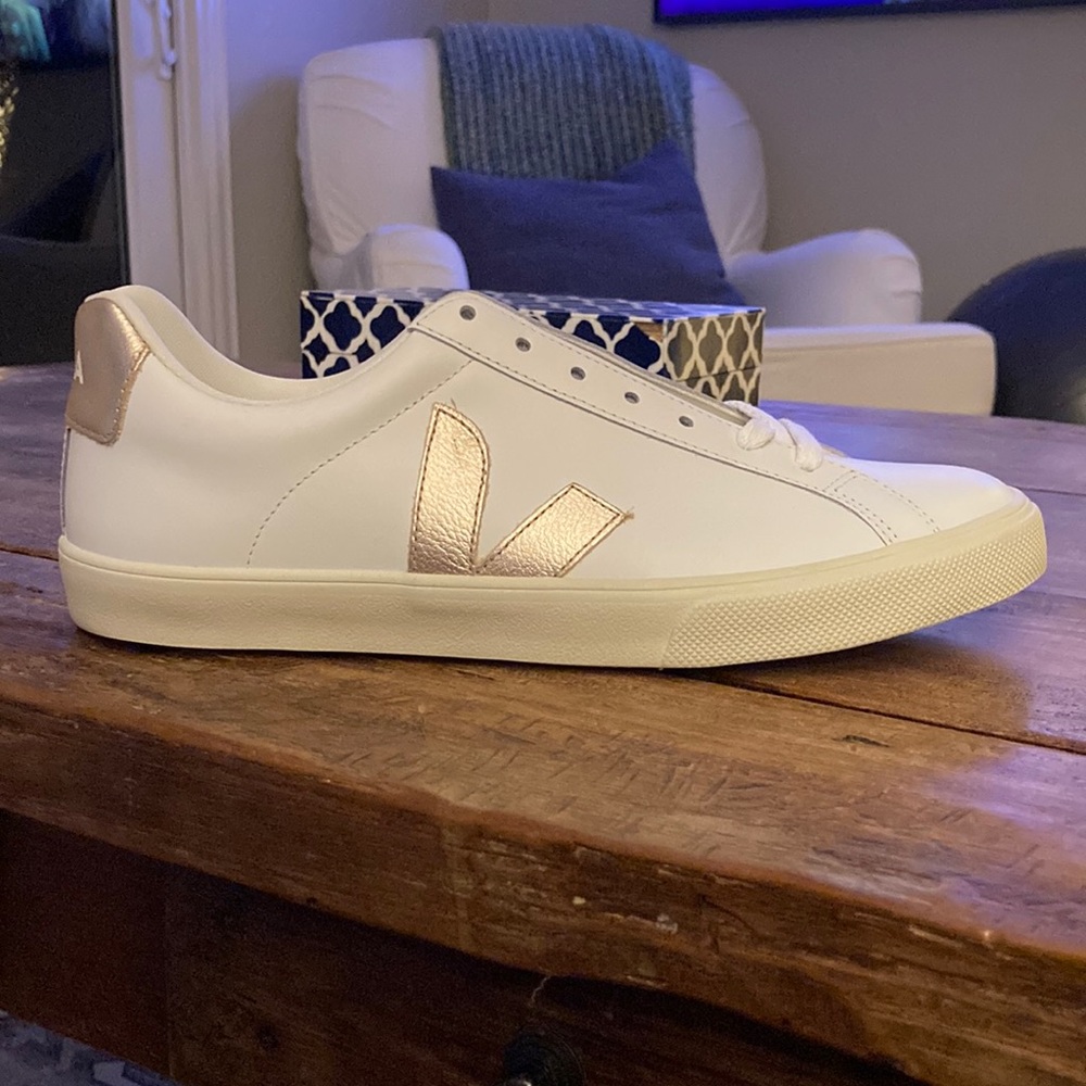 Veja Esplar Logo Leather Sneakers size Euro 41 / US 9.5 Women’s / 7.5 Men’s